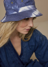 Lade das Bild in den Galerie-Viewer, Bucket hat indigo canvas
