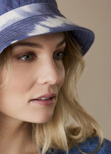 Lade das Bild in den Galerie-Viewer, Bucket hat indigo canvas
