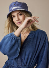 Lade das Bild in den Galerie-Viewer, Bucket hat indigo canvas
