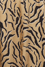 Lade das Bild in den Galerie-Viewer, PZALISA Dress /  Brown Animal Printed
